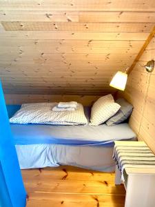 LonevågSkjerping gårdshus,的小屋内的一张木墙床