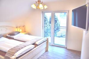 圣迈克尔隆高Luxury villa 2-10 people with Sauna close to Lift / FIS Ski slope的一间卧室设有一张床和一个滑动玻璃门