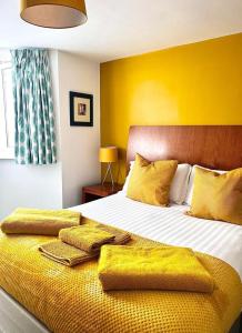朴次茅斯Blue Star House的一间卧室设有一张黄色墙壁的大床