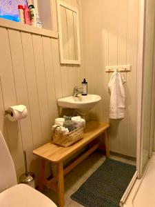 LonevågSkjerping gårdshus,的小型浴室设有水槽和一张带水槽的桌子