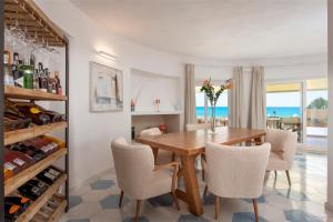 哥斯达雷Villa Escargot Luxury in Costa Rei Beach的一间带桌椅的海景用餐室