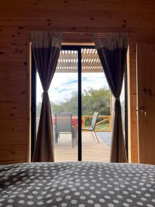 塞拉纳镇Cabaña Los Ceibos.的一间卧室设有床和滑动玻璃门