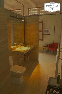桔井PRIVADA LODGE的一间带水槽和卫生间的浴室