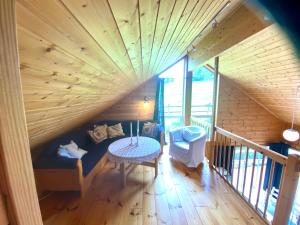LonevågSkjerping gårdshus,的阁楼间设有木制天花板和桌子。