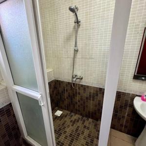 达累斯萨拉姆3BR Apt W/Pool&GYM Mikocheni的带淋浴的浴室,铺有瓷砖地板。