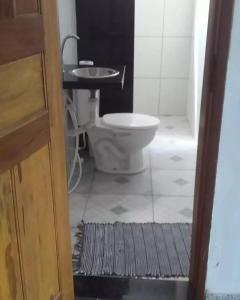 巴雷里尼亚斯pousada chykos的一间带卫生间和水槽的浴室