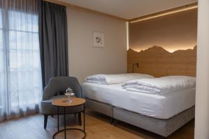 格施塔德阿尔盆兰德酒店的酒店客房,配有两张床和椅子