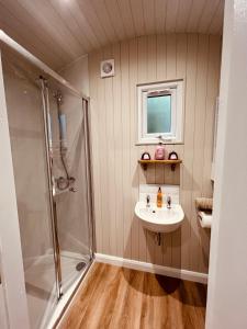 杜伦Bodos’ Shepards Hut的带淋浴和盥洗盆的浴室
