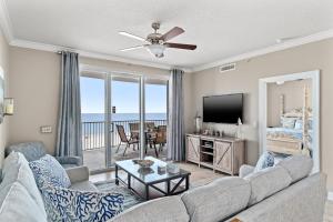 巴拿马城海滩Twin Palms Resort #404 by Book That Condo的带沙发和电视的客厅
