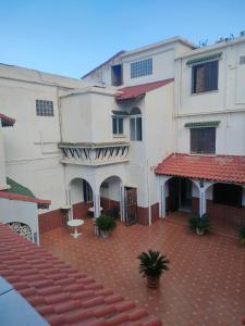 阿尔及尔HOTEL SIDI THAMEUR Alger的一组建筑,有红砖庭院