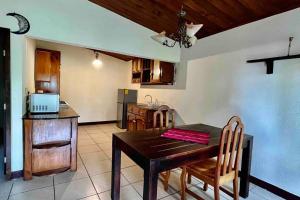 圣胡安拉拉古纳Casa I’x (Jaguar)的厨房以及带木桌和椅子的用餐室。