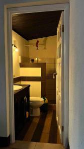 圣胡安拉拉古纳Casa I’x (Jaguar)的一间带卫生间和水槽的浴室