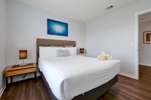 基西米Encantada Resort Vacation Townhomes by IDILIQ的卧室配有一张白色的大床和床头柜。