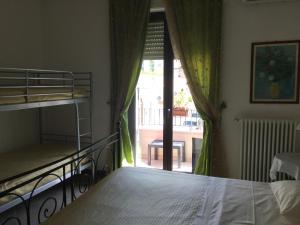 孔韦尔萨诺Dimora Gentile的一间卧室配有一张双层床,并设有一个通往阳台的门。