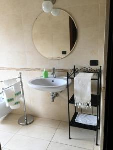 孔韦尔萨诺Dimora Gentile的一间带水槽和镜子的浴室