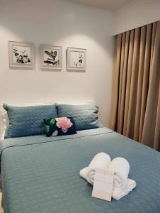 MaribagoLovely Room的一间卧室配有蓝色的床和毛巾