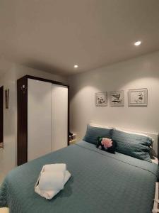 MaribagoLovely Room的一间卧室配有一张大蓝色的床和镜子