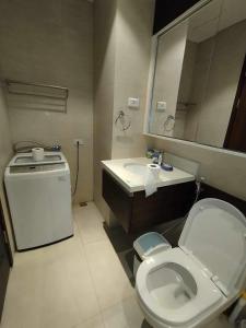 MaribagoLovely Room的浴室配有白色卫生间和盥洗盆。
