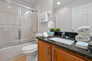 奥兰多Regal Oaks Resort Vacation Townhomes by IDILIQ的浴室配有卫生间、盥洗盆和淋浴。