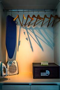 安托法加斯塔EcoApart Antofagasta的配有电视和带球拍的架子的房间