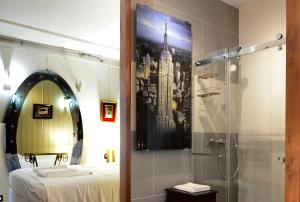 桑斯Hotel de la muraille de sens的带淋浴、床和镜子的浴室