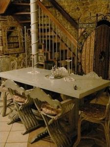 CoppeAntico Leccio Orange的桌子,房间四周摆放着椅子