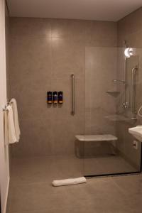 普鲁登特总统城Comfort Hotel Presidente Prudente的一间带玻璃淋浴间和水槽的浴室