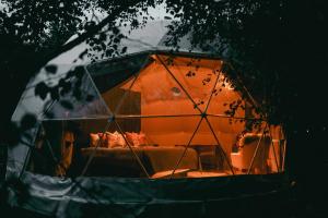 斯莱戈Teapot Lane Glamping - Adults only的帐篷内一张桌子,享有帐篷的景致