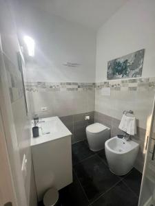 布多尼Acquamarina Luxury Rooms的白色的浴室设有水槽和卫生间。