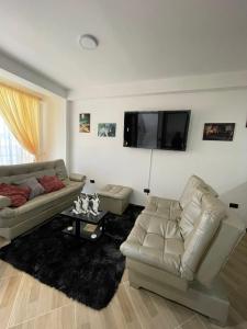 圣罗莎德卡瓦尔Moderno apto familiar piso 2的客厅配有2张沙发和1台平面电视