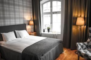 松兹瓦尔Continental Apartment Hotel Sundsvall的一间卧室设有一张大床和一个窗户。