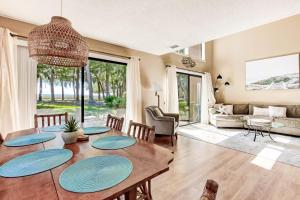 阿米莉亚岛3050 Club Villas的客厅配有带蓝色盘子的木桌