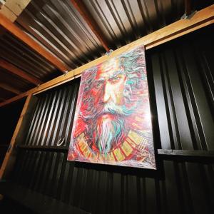 BonitoVillas Quijote Valle de Guadalupe的墙上一幅带胡子的人的画