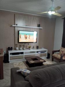 卡波布里奥housecabofrio的带沙发和平面电视的客厅