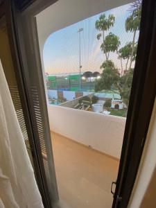 法鲁Blife Sun Hostel的客房设有可欣赏海滩景致的窗户。