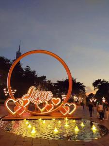 广州广州宝丽殿维福顿酒店珠江新城广州塔店的 ⁇ 虹灯的标志,上面说喷泉顶上的爱