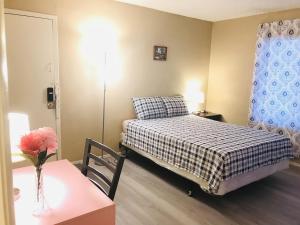 拉斯维加斯Independent bedroom with private bathroom#2的一间卧室配有一张床和一张花瓶桌子
