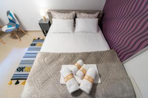 埃泽萨Central & Riverfront Room的酒店客房,配有两张带毛巾的床