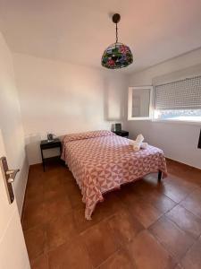 弗龙特拉Casa Valentina El Hierro的一间卧室设有床、窗户和一盏灯。