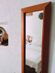 舍夫沙万Dar SBAA的卧室内的镜子反射着一张床