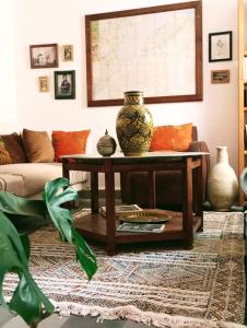 舍夫沙万Dar SBAA的客厅配有沙发和一张带花瓶的桌子
