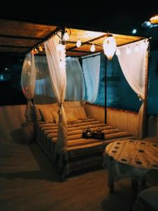 舍夫沙万Dar SBAA的帐篷内的一张床位,配有灯和窗帘