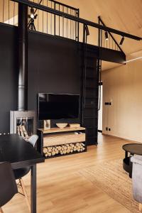 班斯卡 - 什佳夫尼察Chata Scheelit的客厅设有大电视和楼梯。