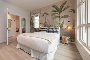 迈阿密海滩Casa Ocean的一间卧室设有一张大床和一堵植物墙