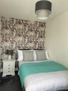 安布尔Oyster Retreat的一间卧室设有两张床和一面心灵墙