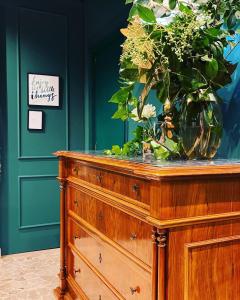 博洛尼亚Central Suite Bed&Breakfast的木制梳妆台,上面有花瓶