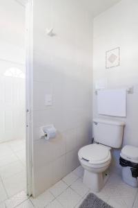 马萨特兰Habitación Privada en Zona Dorada的白色的浴室设有卫生间和淋浴。