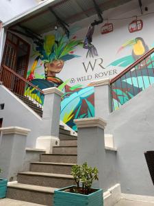 拉巴斯拉巴斯野生动物旅馆的一座带楼梯的建筑的一侧的壁画