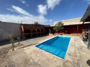 奇莱西托Apart Hotel Del Sol的一座房子后院的游泳池