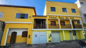 伊比科阿拉Hotel Raio do Sol的黄色的建筑,带有酒店电台的字眼